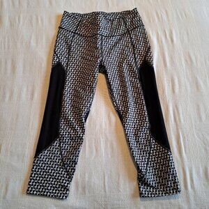 Athleta womens size Medium black, gray & white cropped leggings